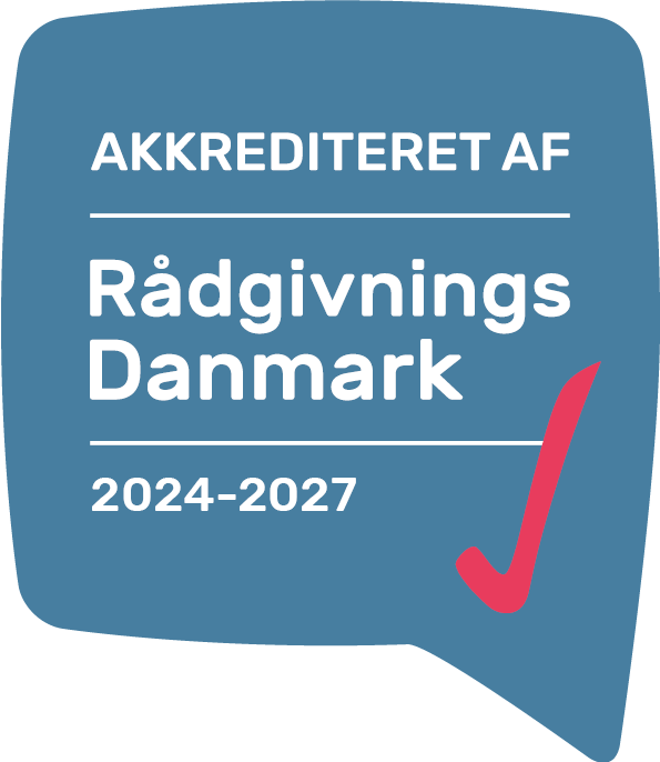 Grafik af chatbesked med teksten "Akkrediteret af Rådgivnings Danmark 2024-2027"